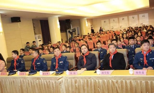 西安市灞橋區紡織城小學與空軍工程大學舉辦軍民共建揭牌儀式