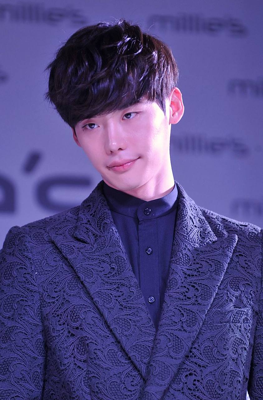 李钟硕颜值回春# 今天,有网友在网上晒出李钟硕的照片,让人惊喜的是