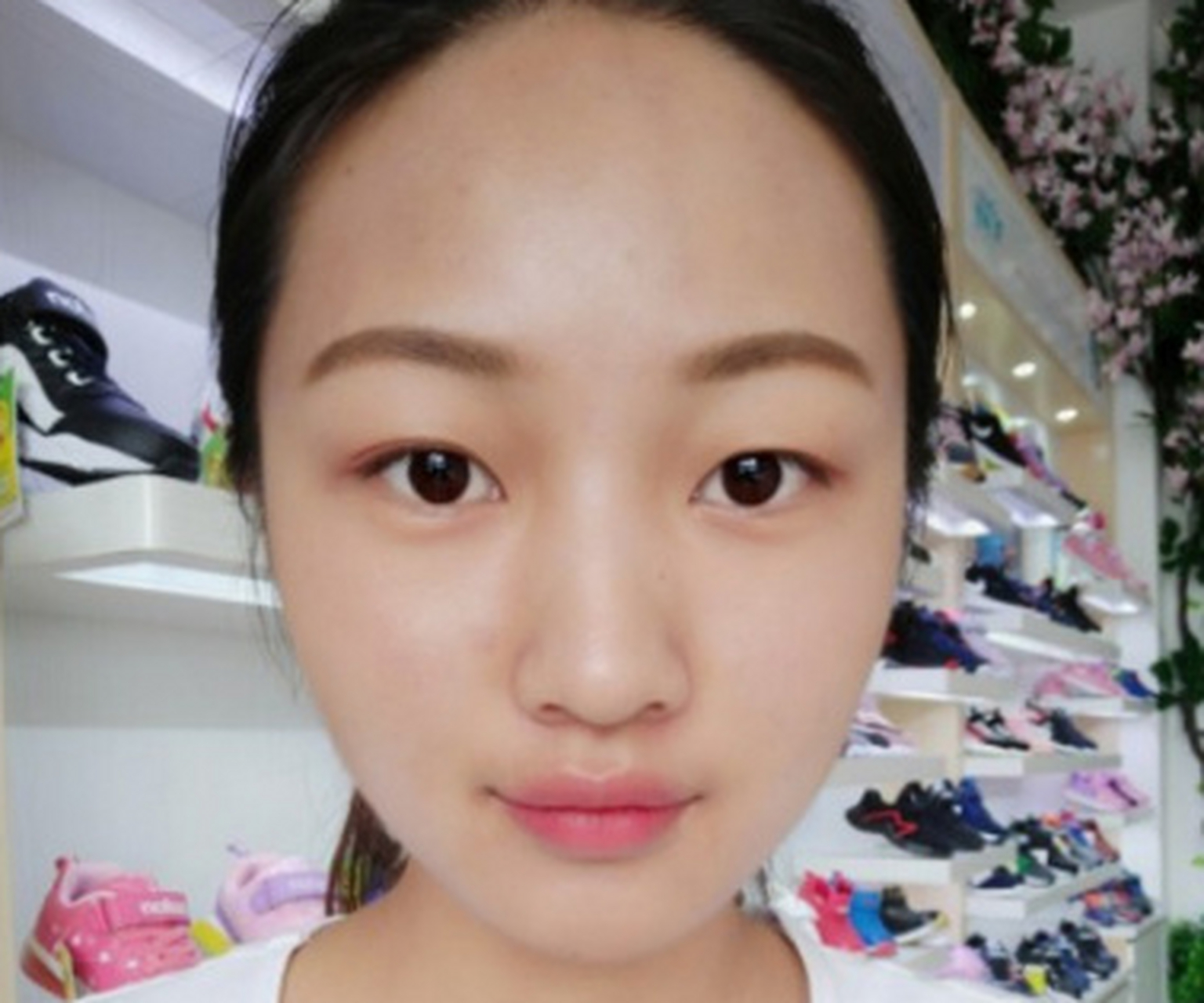 面相额头大,思维敏捷有主见,少年时运较好,但下巴较短,两腮无力,表示