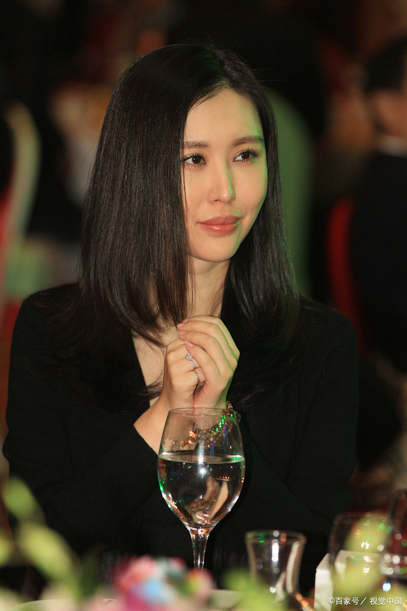 王石娇妻田朴珺婚后大秀恩爱,离开万科董事身份田朴珺还会爱吗?