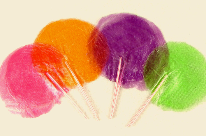 哇撒,这个,这个叫什么来着,反正跟麦芽糖性质差不多,彩色的,上下包着