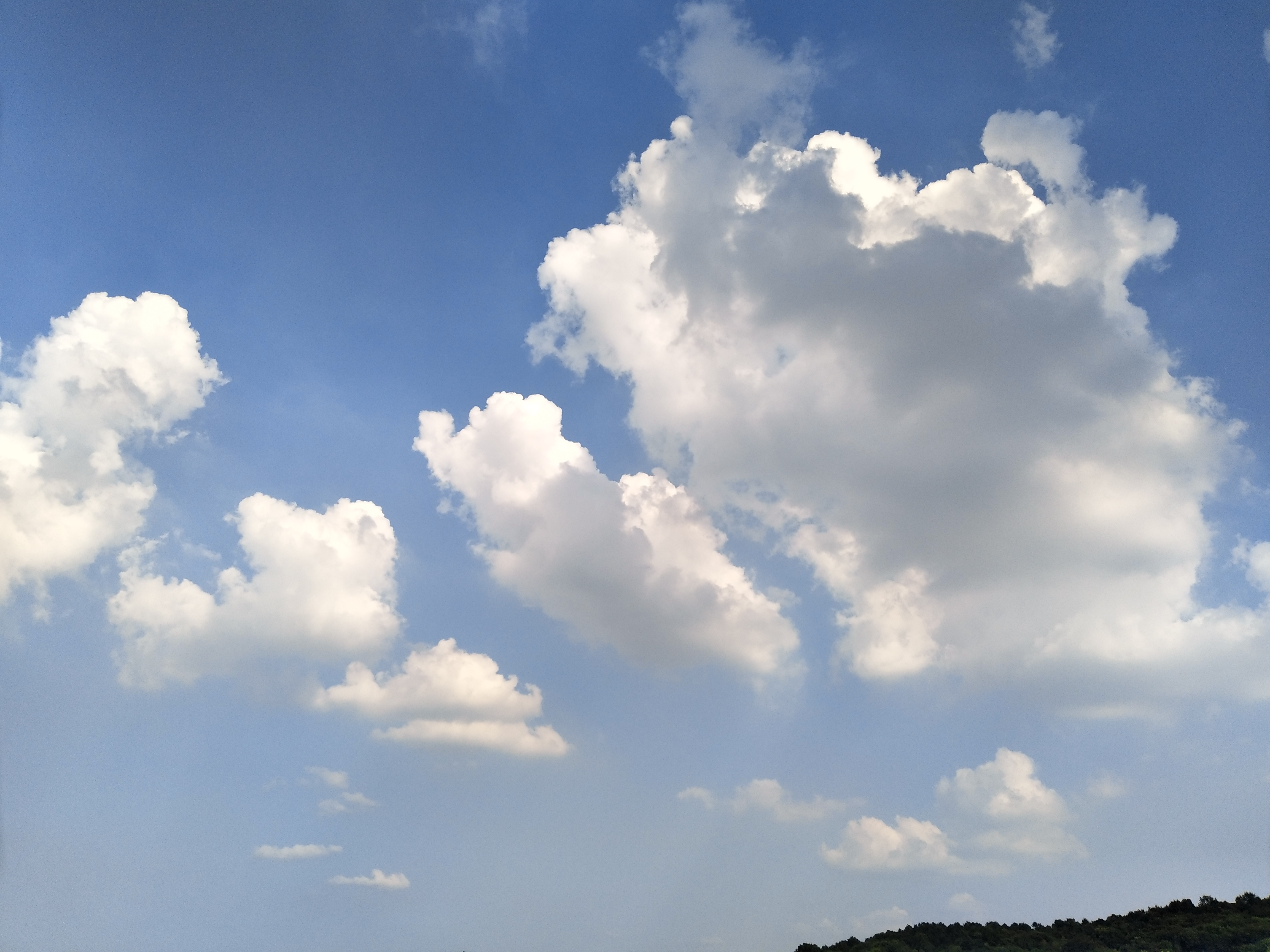 抬头望见天空,那里有夏日的湛蓝和云彩!