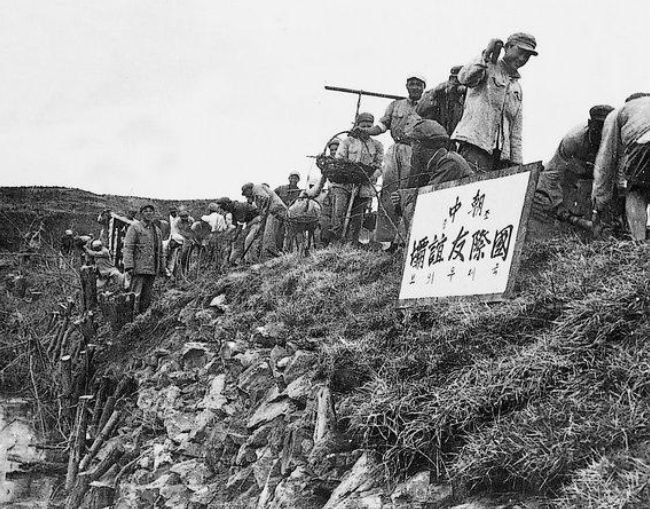 张崇岫于1950年冬参加抗美援朝战争,担任中国人民志愿军第九兵团政治