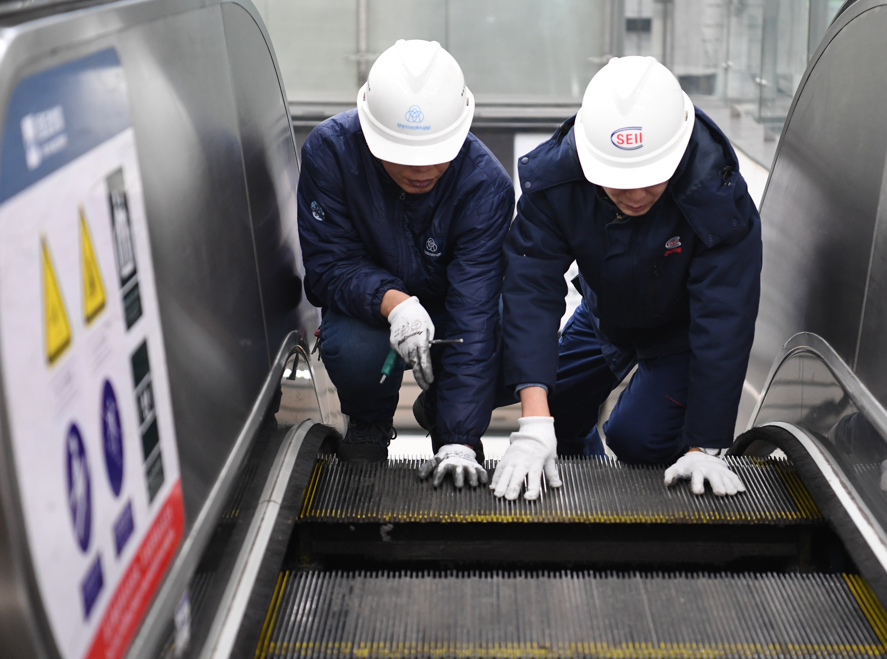 西安:电梯"体检"保障出行安全(2)