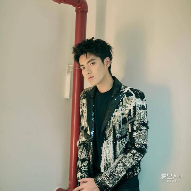 180504 吴亦凡ins更新一则 帅气上演"勾人眼神杀"