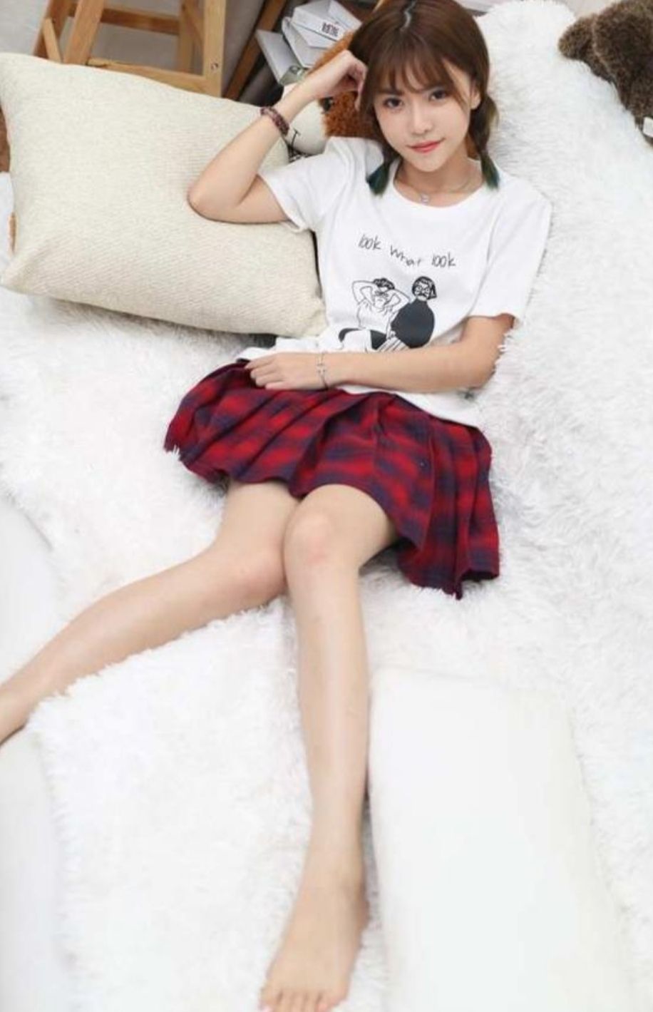 周淑怡直播擦身体乳,撩裙摆秀美腿,惹弹幕疯狂刷屏:超管警告!