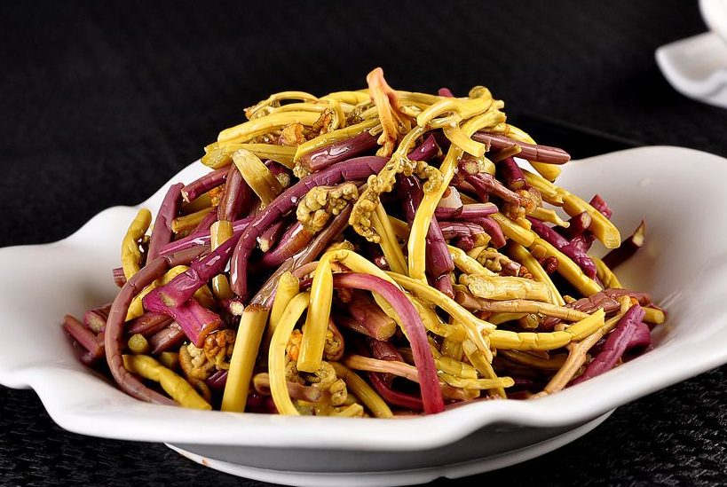 蕨菜根营养美味,清热解毒,凉拌或者制成蕨根粉,味道很是不错