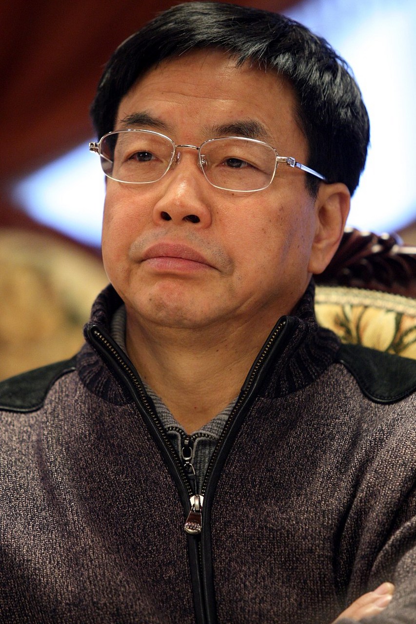 导演姜伟说,拍摄潜伏的时候,本来定的演员是辛柏青,女主是朱媛媛,想不