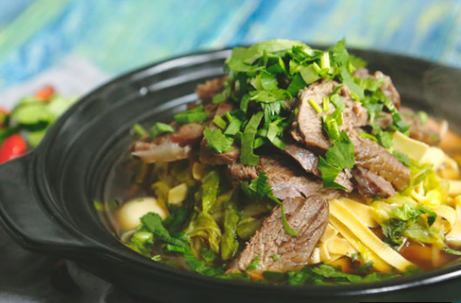 卤牛肉改刀切厚片备用.