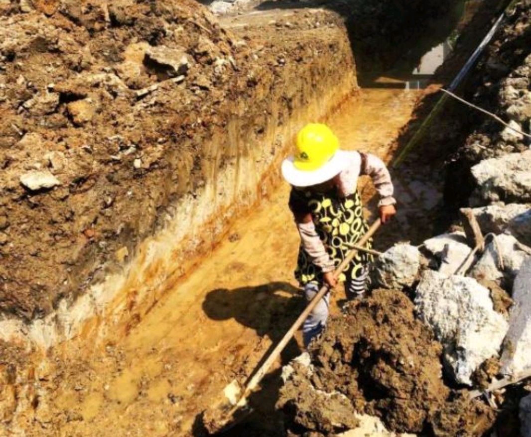 人工开挖沟槽的槽深超过 3m时应分层开挖,每层的深度不超过 2m