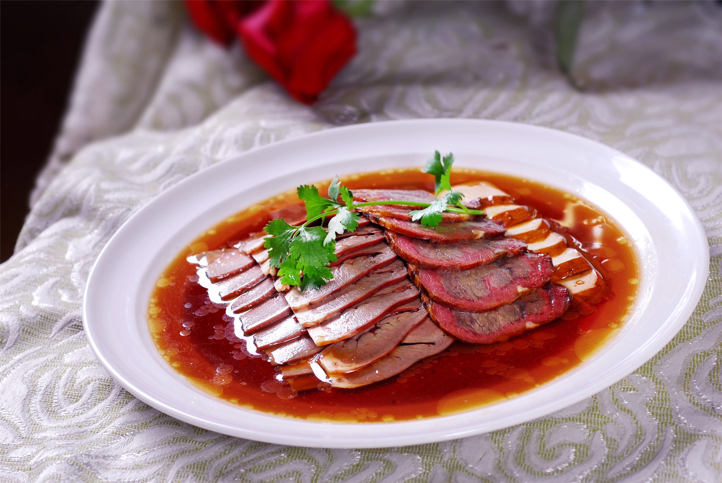 潮式卤水拼盘:一片片的肉整齐排列,还有美味的汤,看起来十分美味.