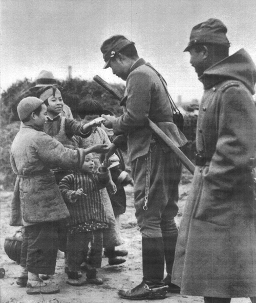 老照片:日本兵表面给孩子发糖装善良,背后里轰炸居民区城土飞扬