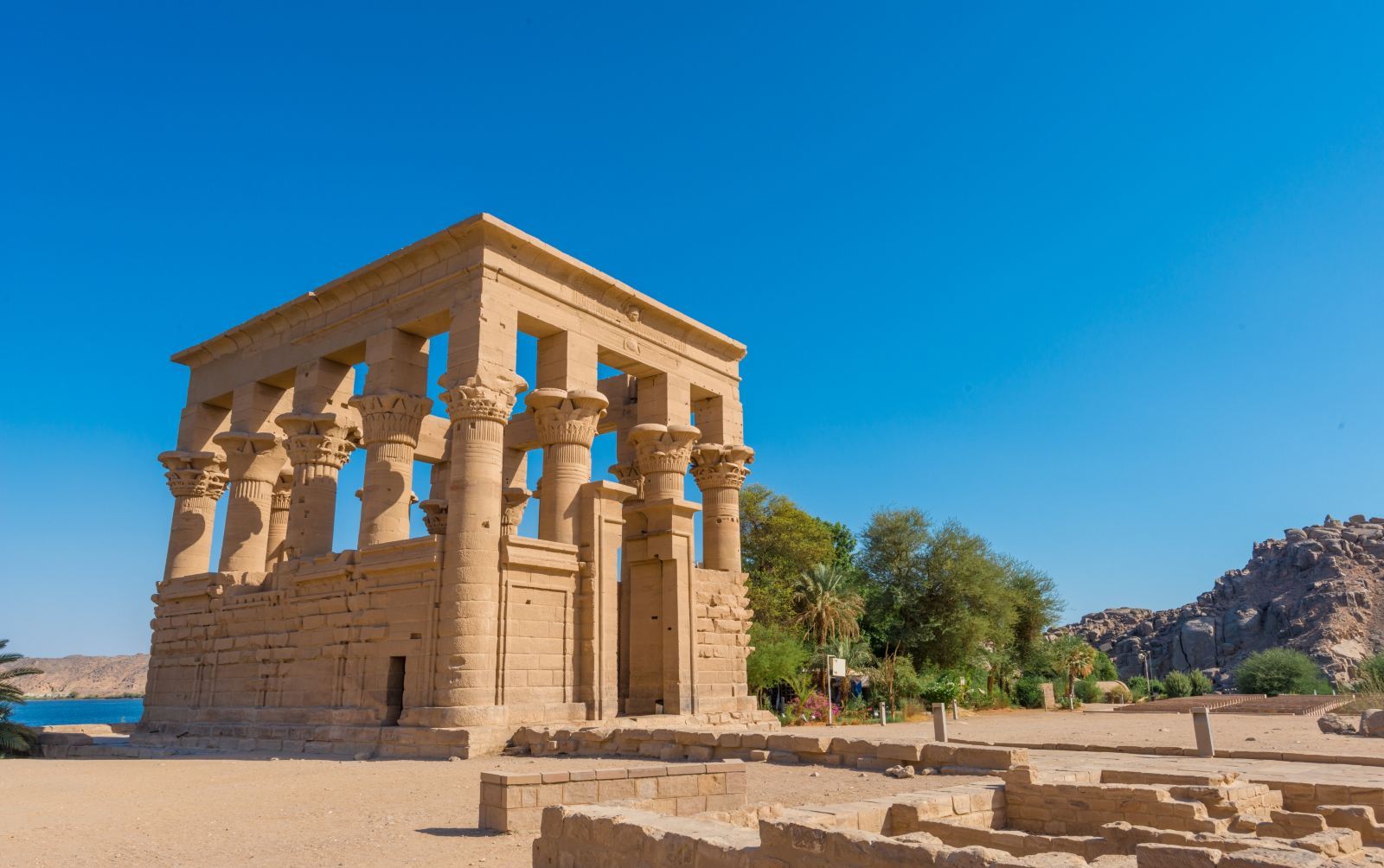 菲莱神庙是联合国教科文组织世界遗产,供奉爱神艾西斯 (isis).