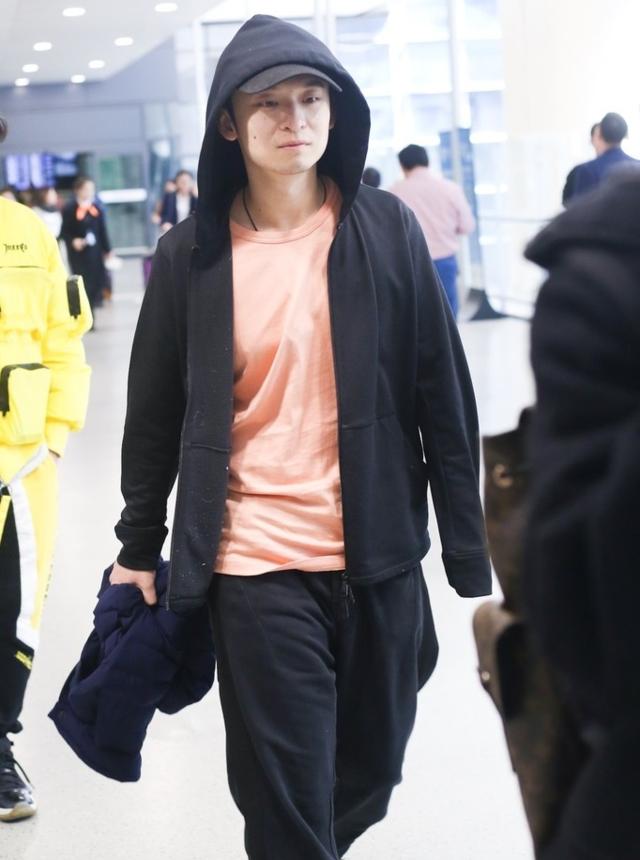 董子健一身休闲装扮现身机场 简单穿搭不失星范