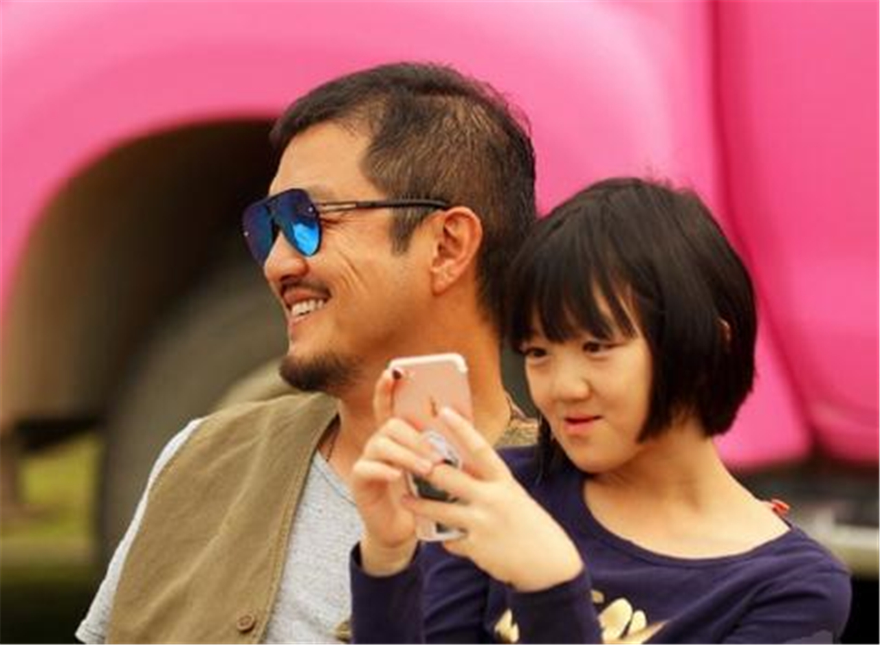 李亚鹏女儿首次登杂志封面,笑容自信,模特范十足!
