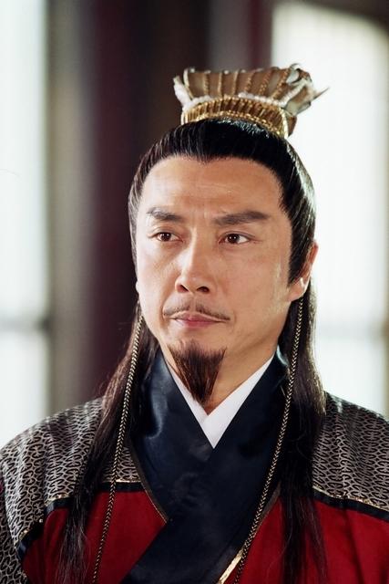 心痛!"铁胆神侯"刘松仁疑患中风,靠拐杖走路右手失去活动能力