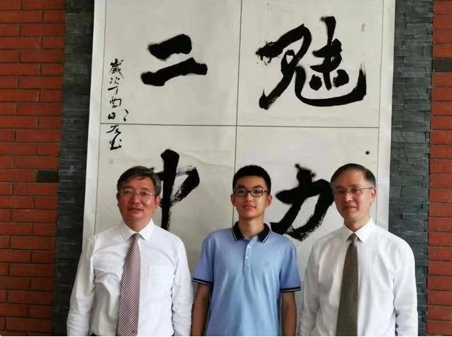 从不上补习班,高考730分!杨晨煜的父母身份曝光,想不出息都难