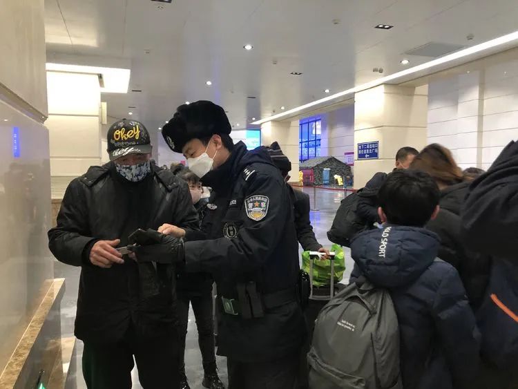 特警抗疫图片