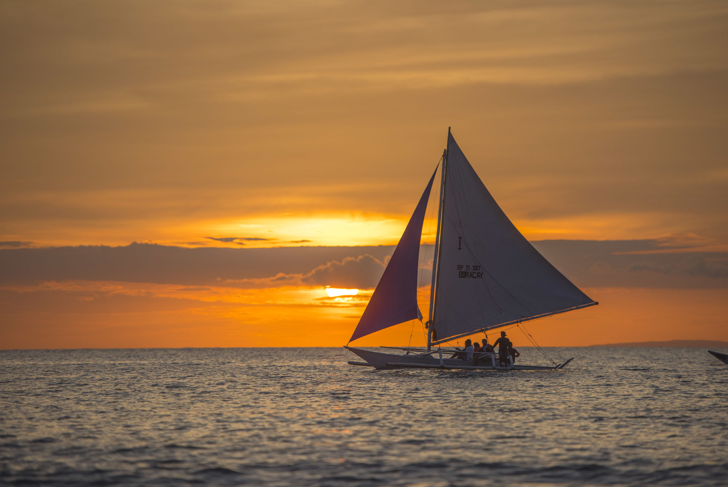 的晚霞能把整个天空烧红 最有意思的是当地人会开着特有的螃蟹船出海