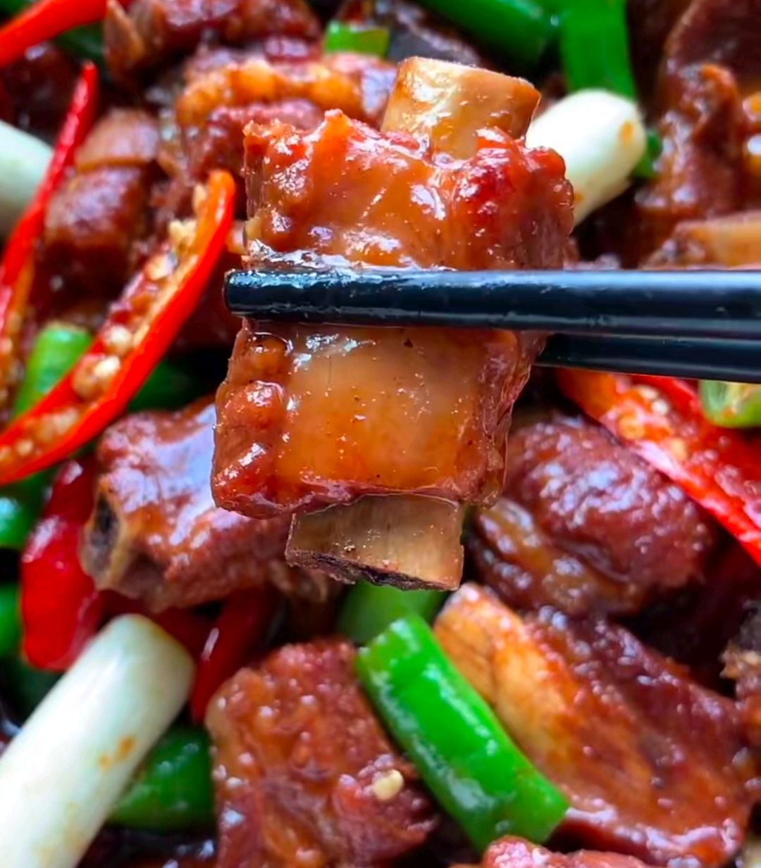 排骨别再煮着吃了,试试这样做酱香浓郁,香辣过瘾,多吃3碗米饭