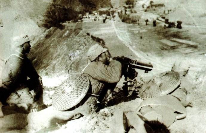 雁门关伏击战中,一八路军战士拿着铁锹砸汽车,并说:我叫你再跑