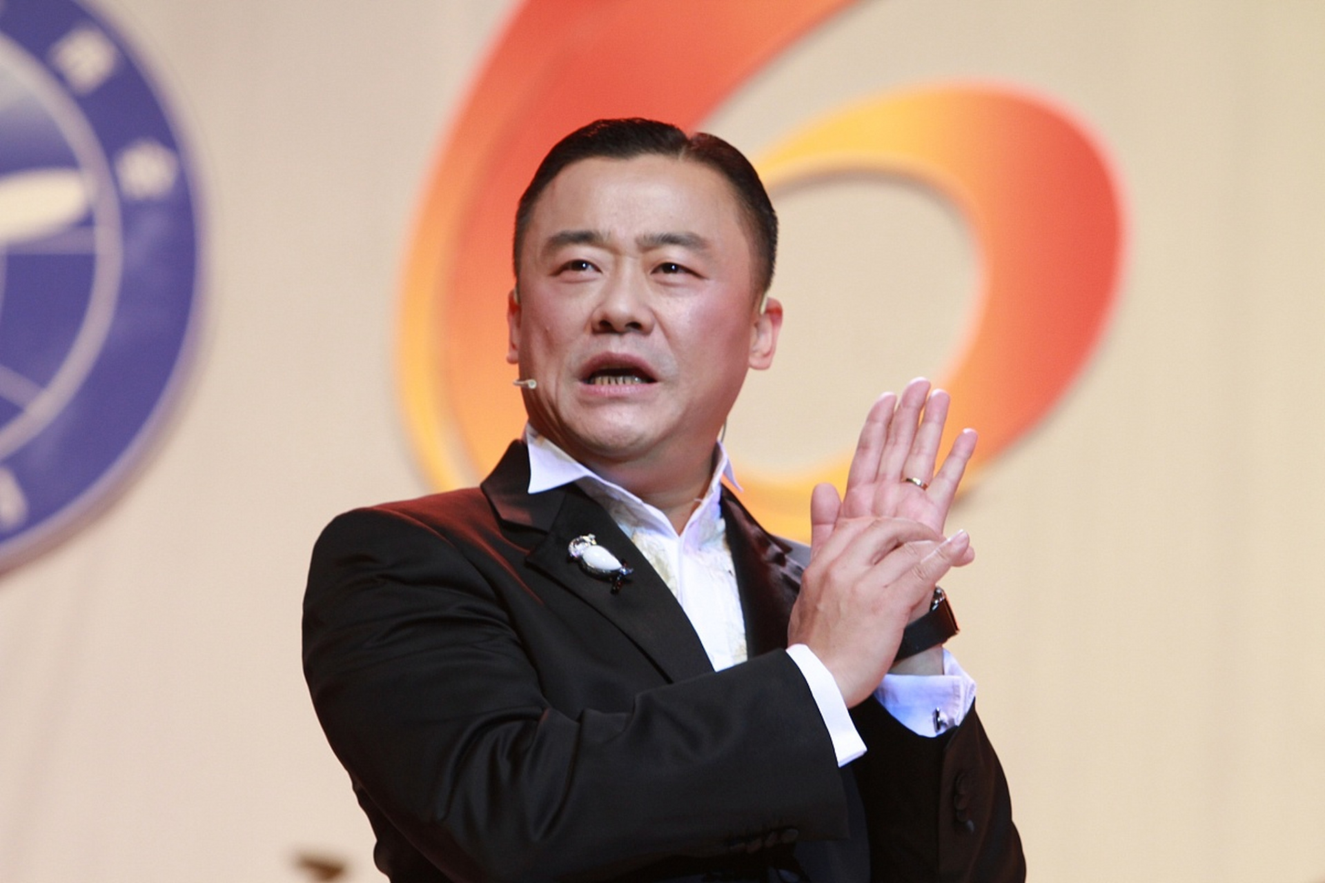 周立波发的帖文:"爱国不是一句空洞的口号.国有多爱民,民有多爱国!