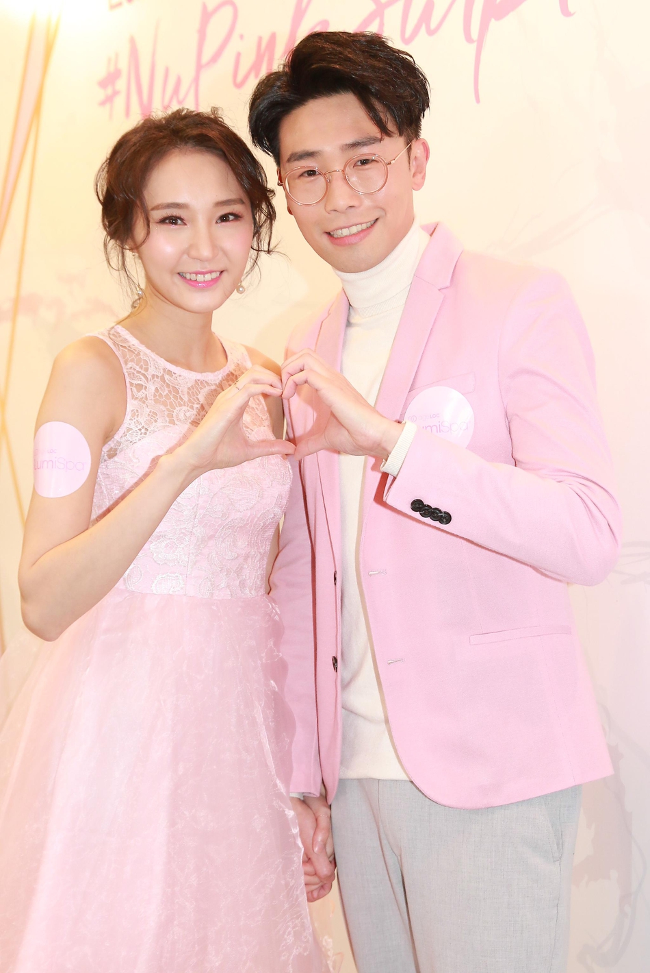 组图:tvb主播陆浩明情侣档亮相 赞女友陈诗欣很美