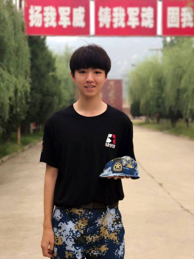 看看王俊凯和同学的军训照,要颜值还是要成绩?