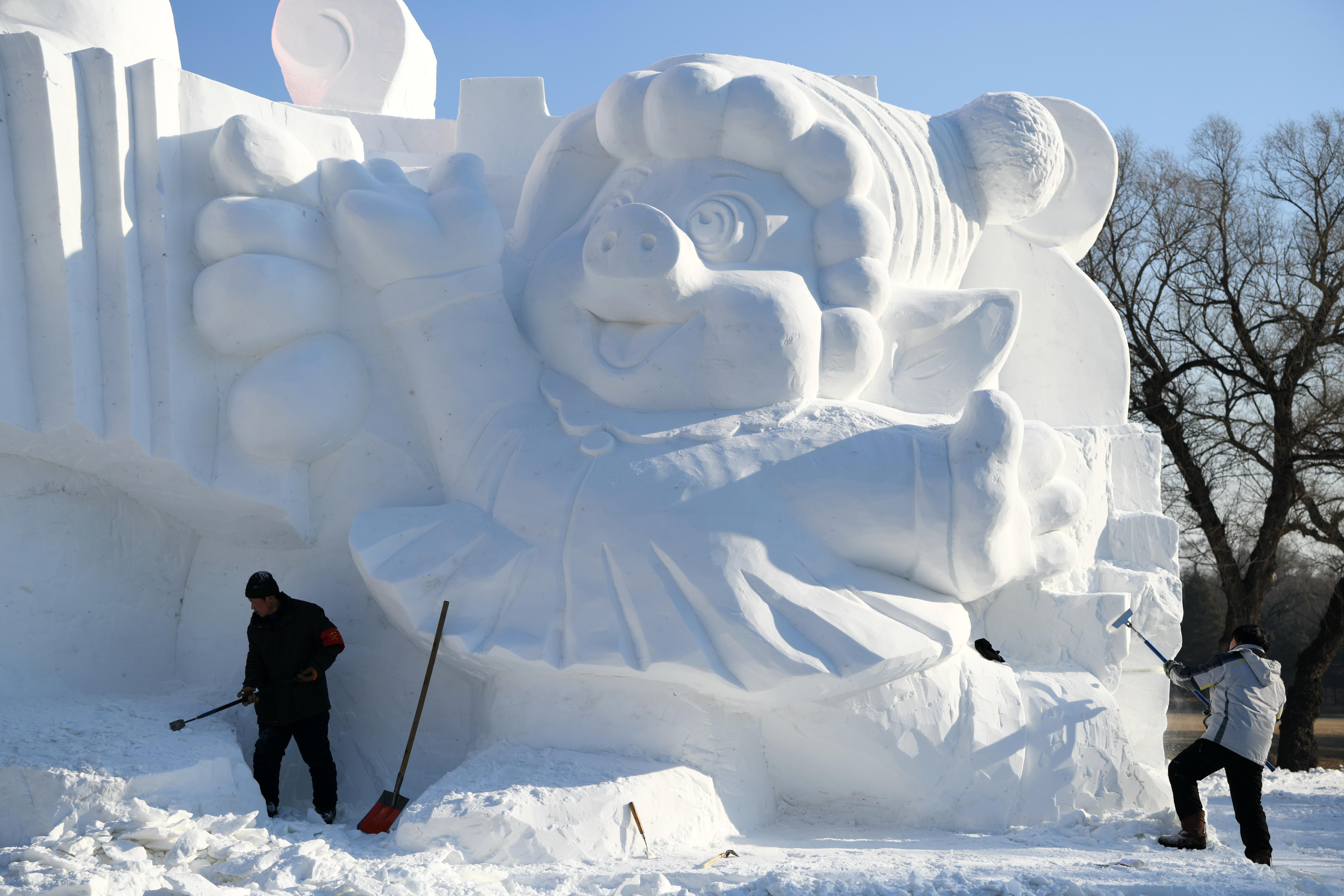 12米高小猪亮相雪博会