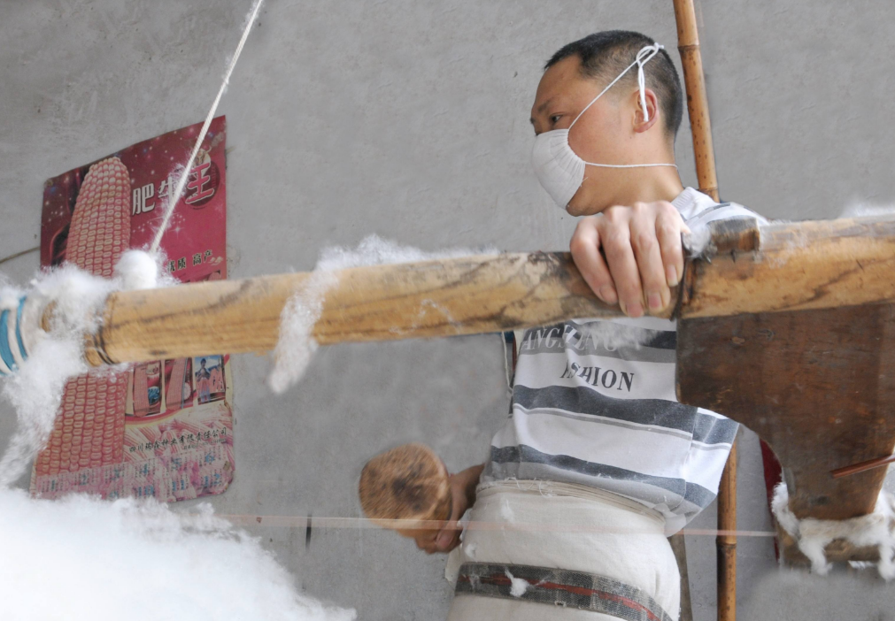 农村弓匠手艺,会弹棉花的人很少了,只能用相片回忆以前的场景了