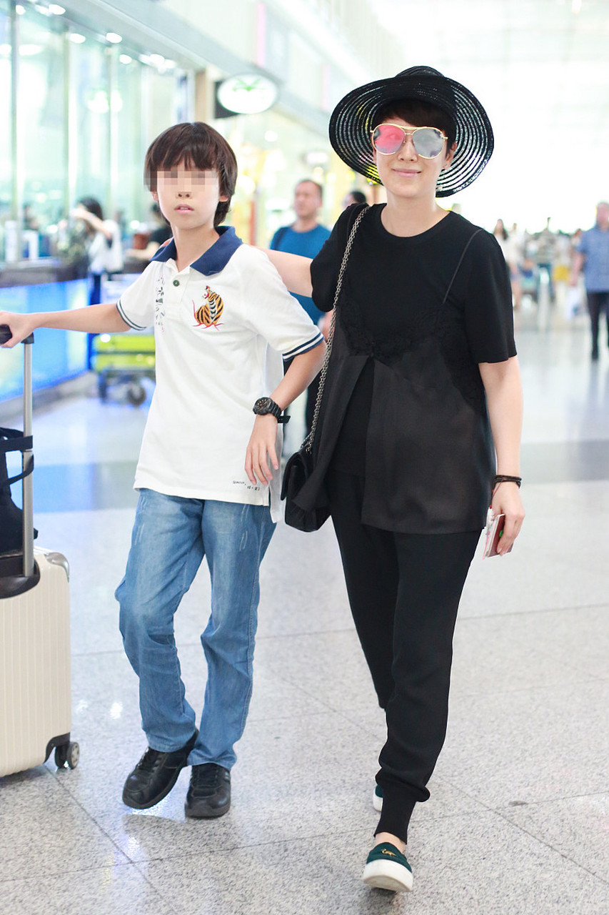 但海清儿子"蛋妞",不仅颜值高,更因为琴棋书画样样精通,还擅长体育