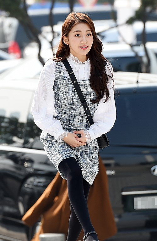 韩星郑多彬参加大学新生入学典礼 穿白衬衫清新脱俗简约美!