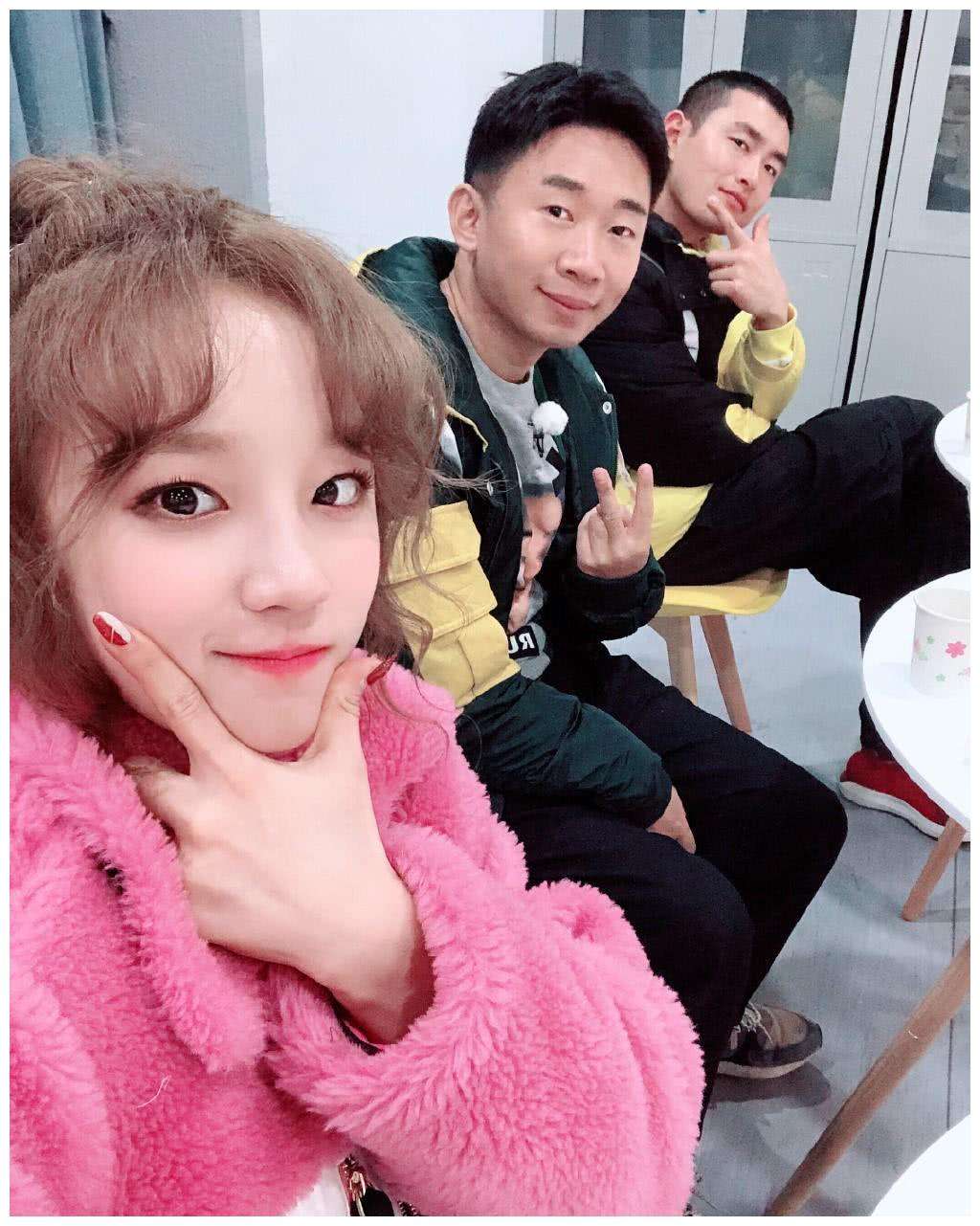 宋雨琦因录制跑男而缺席韩国女团活动,成员合照留了个位置给她