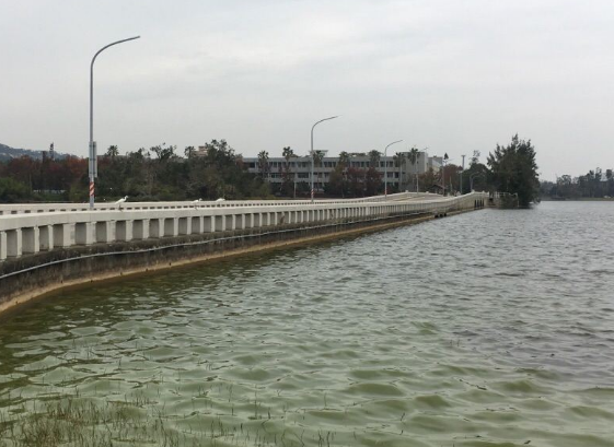 马山观测站位于金门县金沙官澳北端,距离彼岸的角屿不过2100公尺,退潮