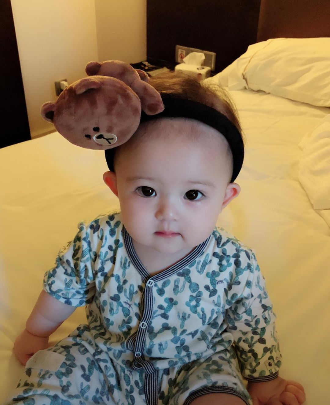 樊少皇女儿小饭兜1岁就玩手机,肤白大眼灵动,一点都不输波妞