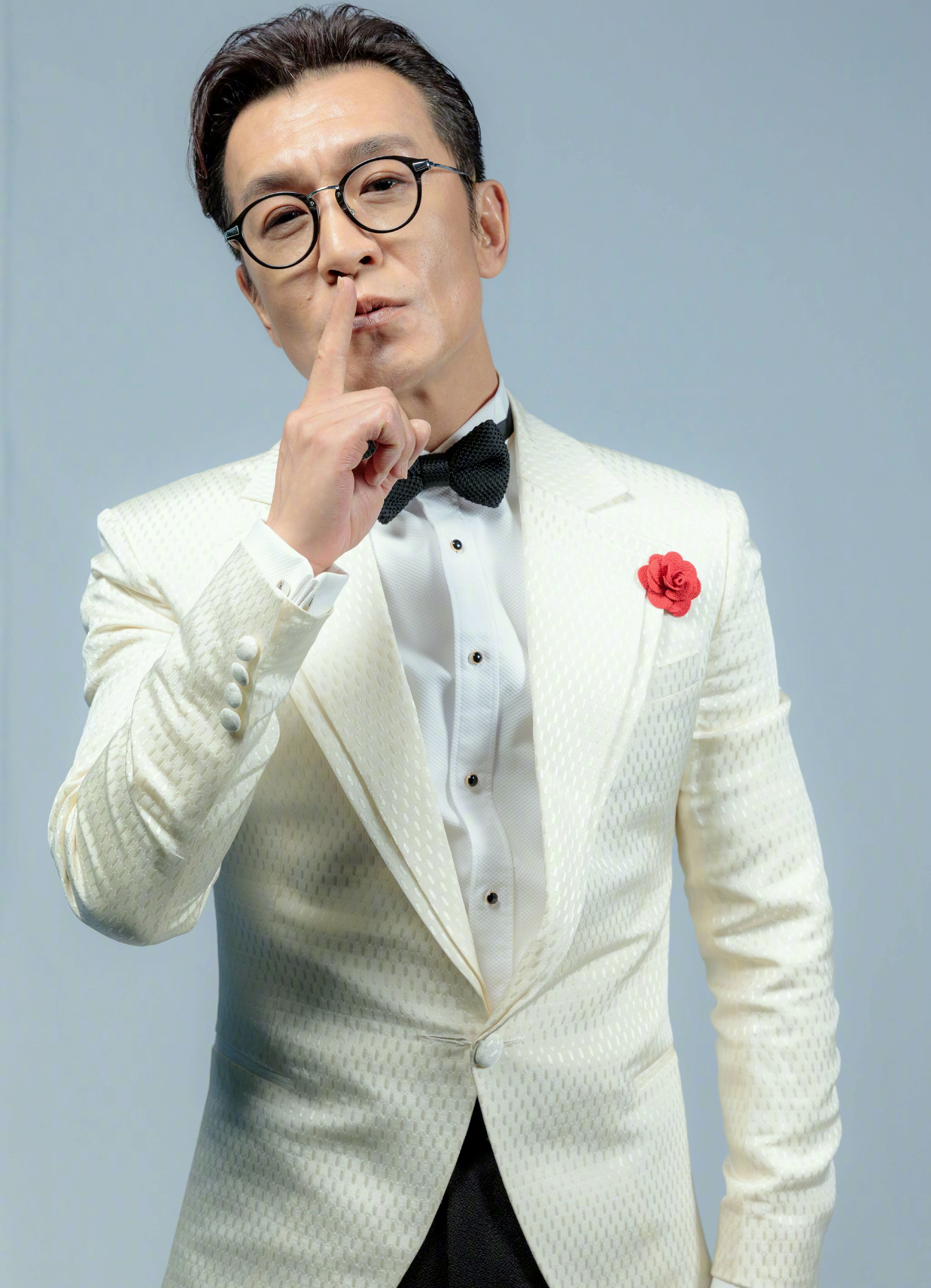 李咏因癌症去世:我们年轻时为钱拼命,老后用钱救命.