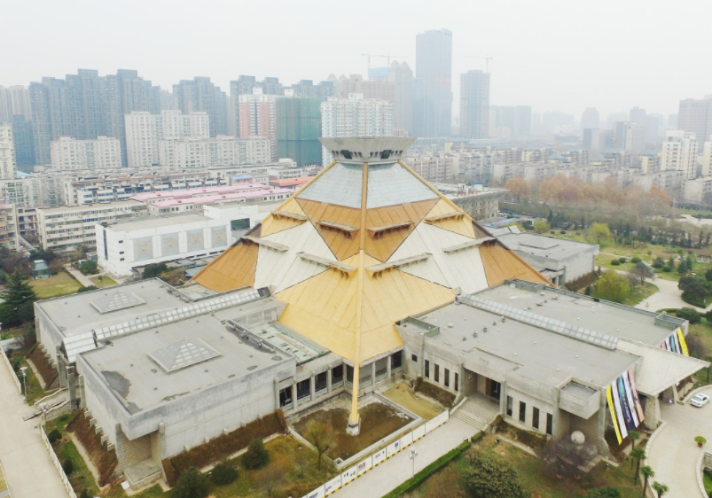 河南博物院位于新馆位于郑州市农业路中段,占地10余万平方米,建筑面积