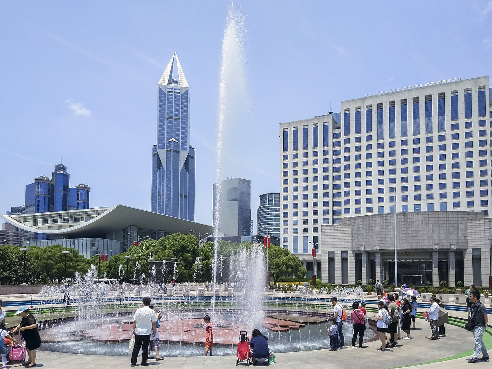 镜头里的春天# 南宁人民广场旅游,位于南宁市中心,集文化娱乐休闲于