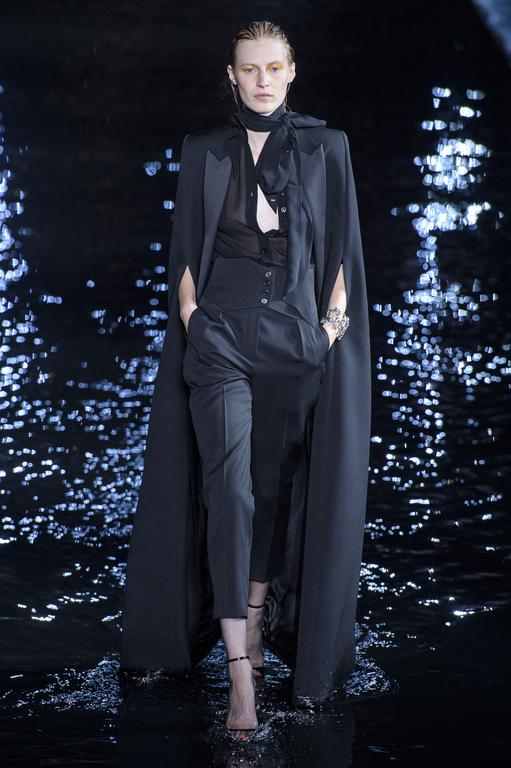 巴黎时装周:ysl2019春夏系列时装秀,超模性感火辣