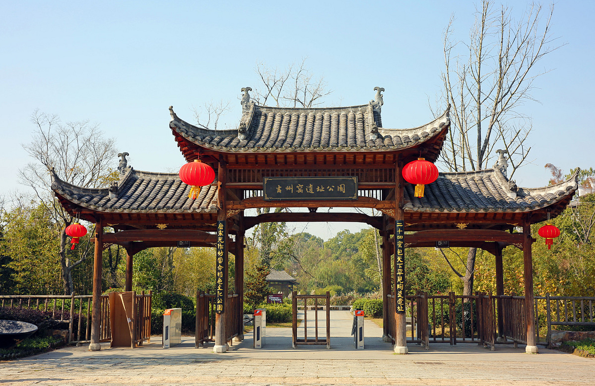 景德镇是陶瓷文化之都,有多个独特景点,必去景点包括陶瓷博物馆,瑶里