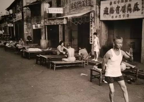 老照片:在农村有一种"乘凉"叫睡竹床,如今很少见到了