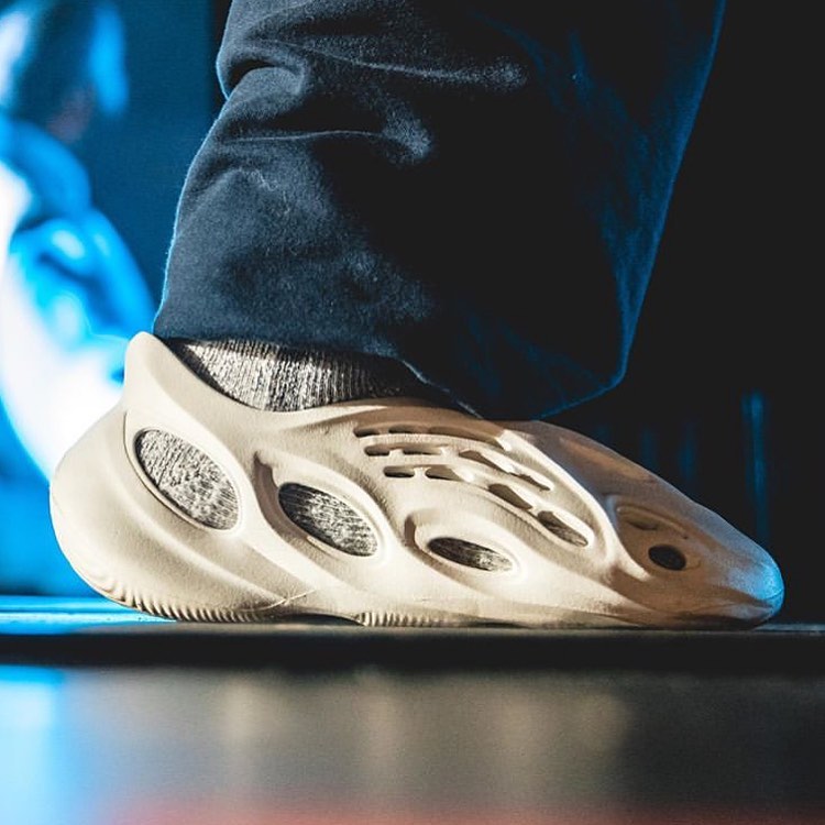 侃爷亲自示范最便宜的椰子洞洞鞋!米奇粉不可错过的重磅三方联名