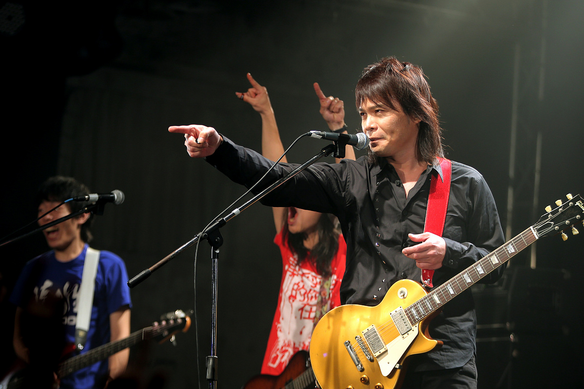 在昨天的演唱会中,伍佰老师又上演了一出"走又不让走,唱又不让唱"的