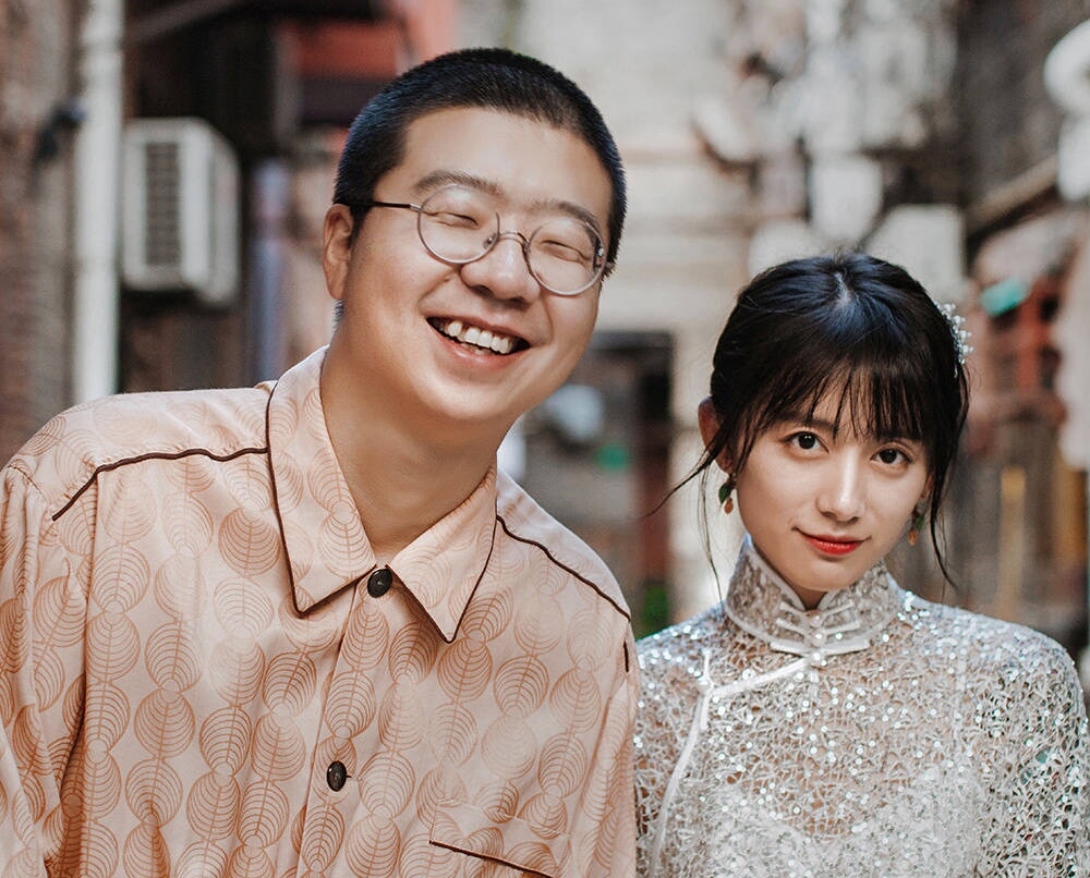 李诞婚内与女子酒吧搂抱亲吻,回应只是关系好,网友:红