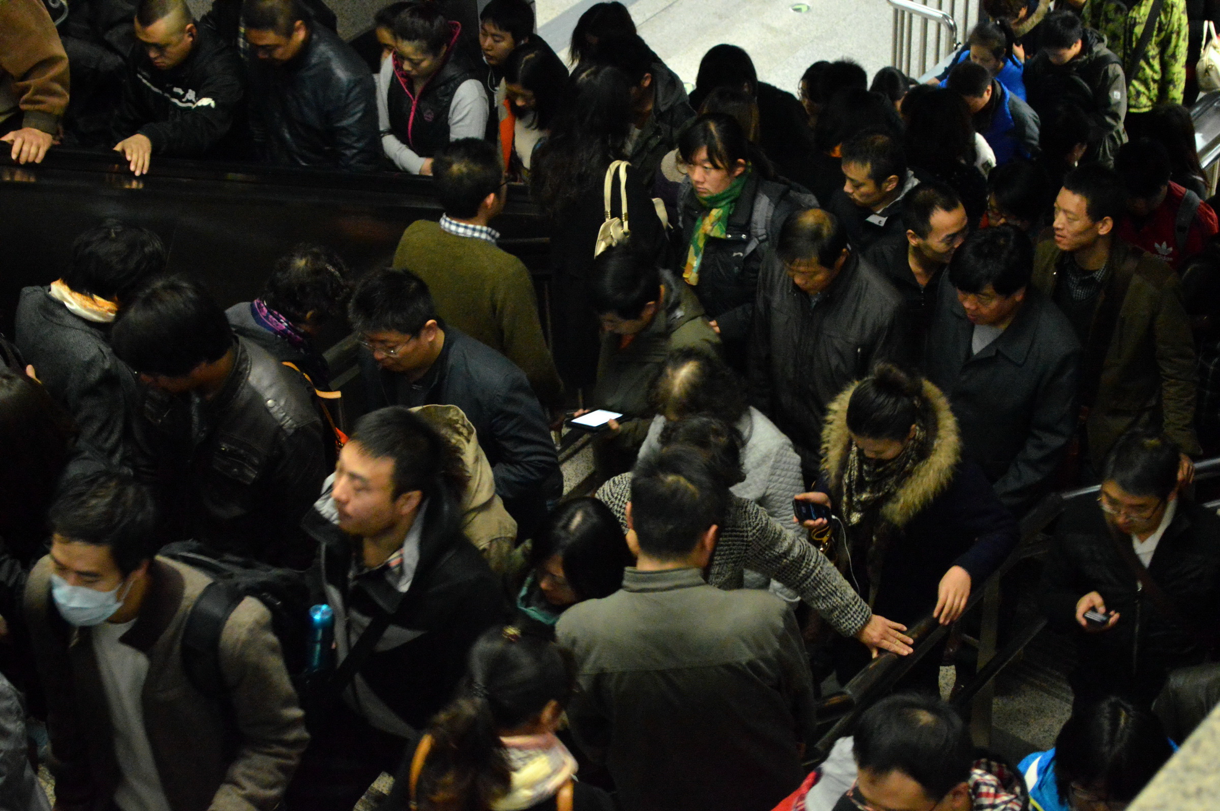 坐地铁北京上海哪里更拥挤?北京坐地铁的没有胖子,因为挤不上去