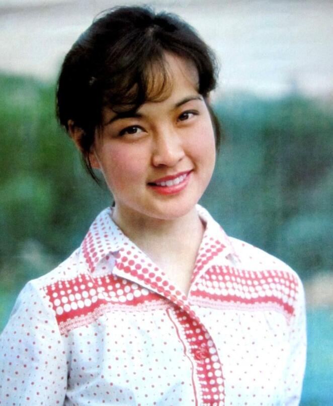 刘晓庆年轻时候的照片:一身军装英气逼人,光头造型让人不能接受!