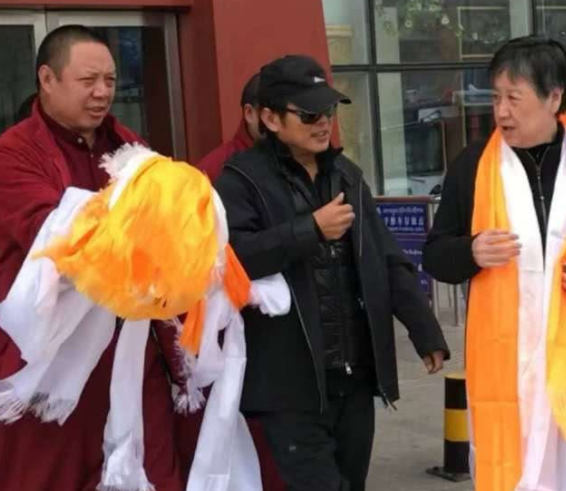 李连杰近照曝光,与老婆现身巴麦寺拜佛,村民用最高等待遇接待他