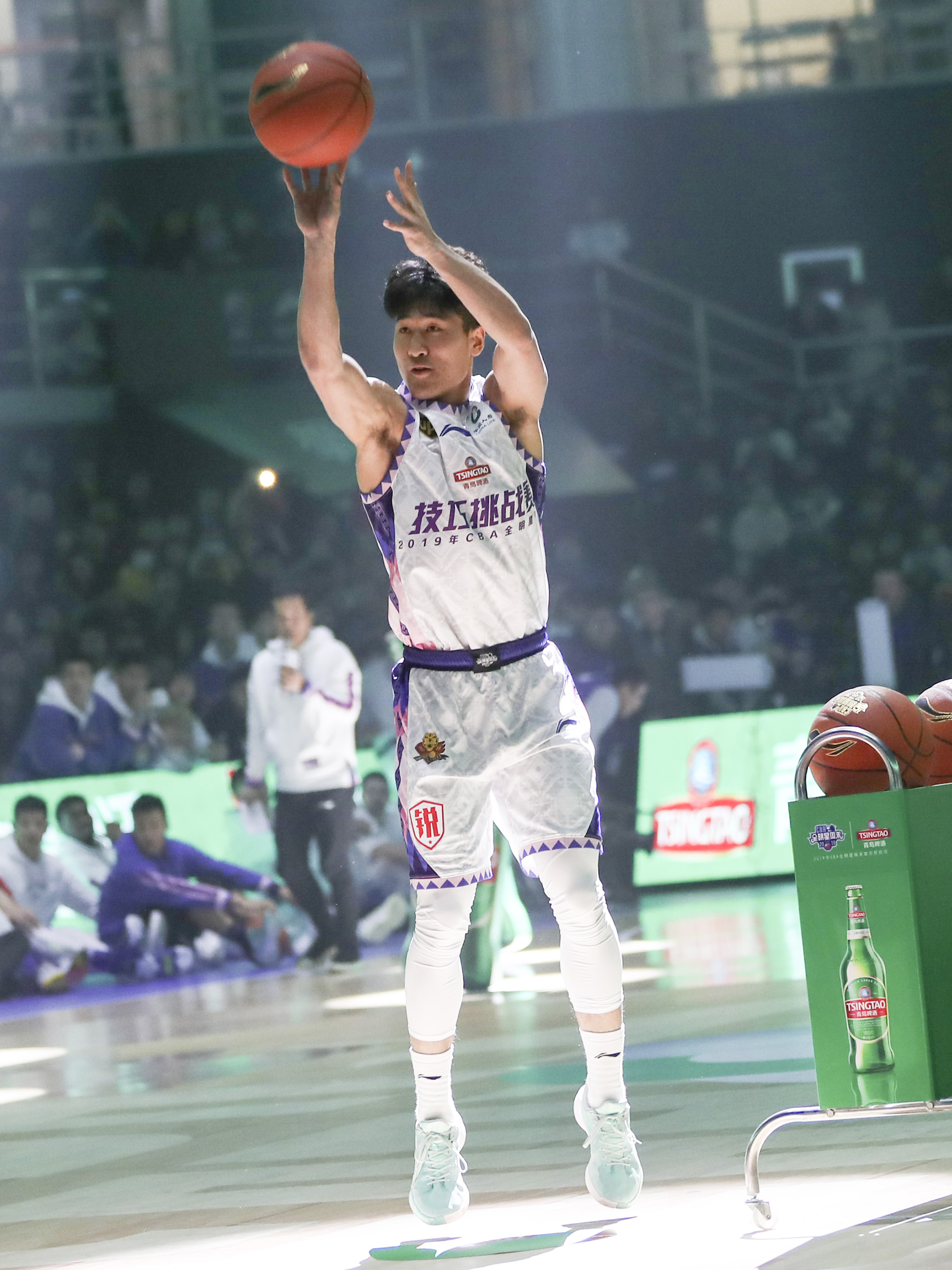 篮球——cba全明星周末:姜伟泽获得技巧挑战赛冠军(1)