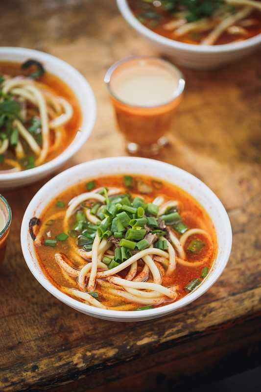 藏面,是传统藏餐中必不可少的一道小吃