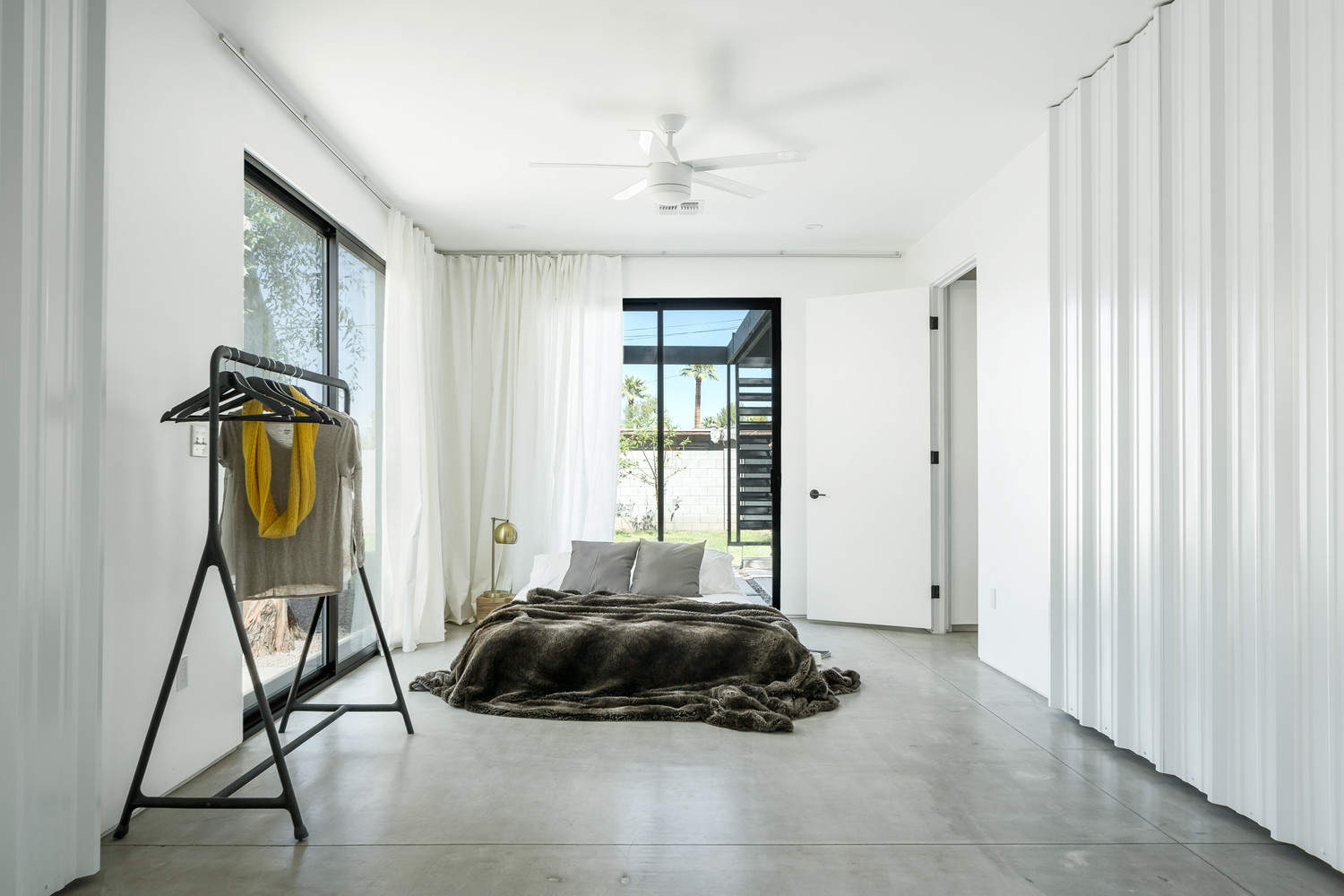 书房,白墙黑顶 转载自百家号作者:设计间谍